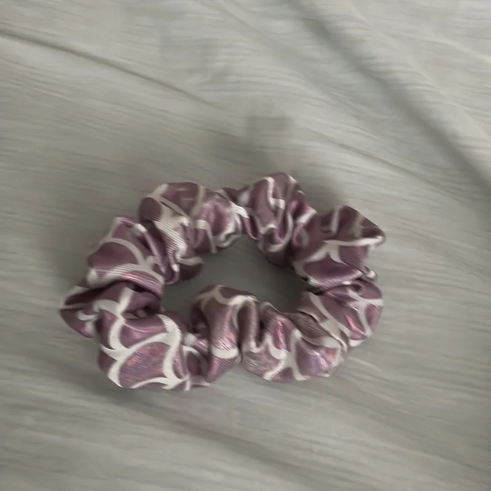 Pink metallic mermaid scrunchie - Picture 3 of 4